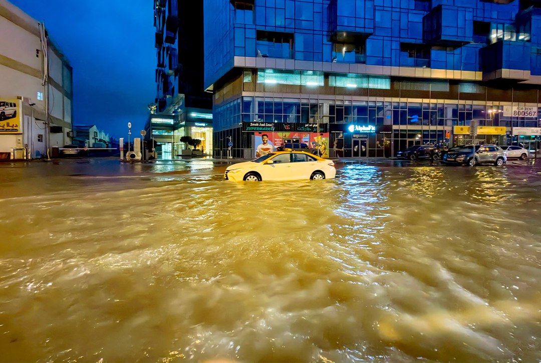 阿联酋暴雨创75年新高，迪拜国际机场积水导致航班受阻