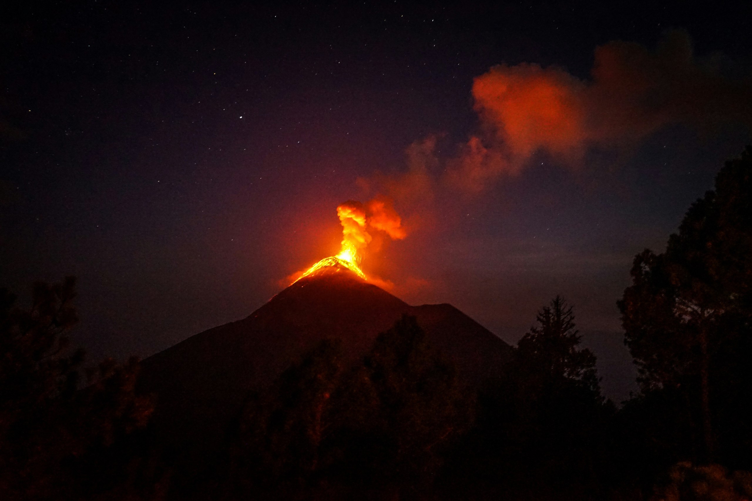 印尼拉翁火山喷发，马航亚航取消东部航线